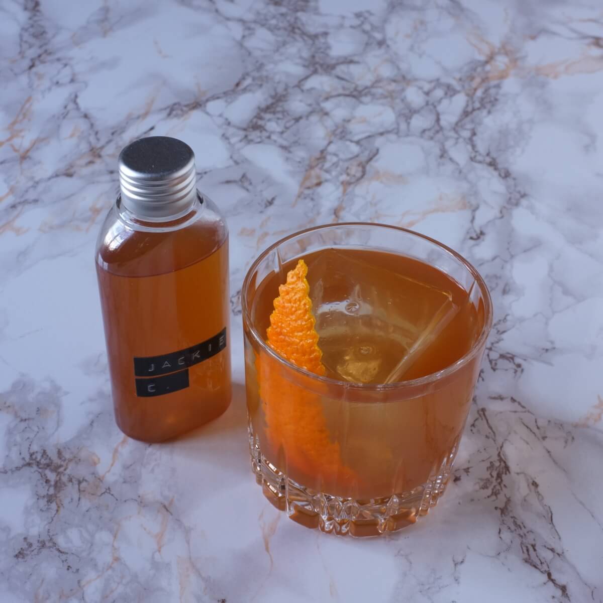 Ready to Drink Cocktails - Jackie C.: Perfect Serve mit Eis und Orangenzeste